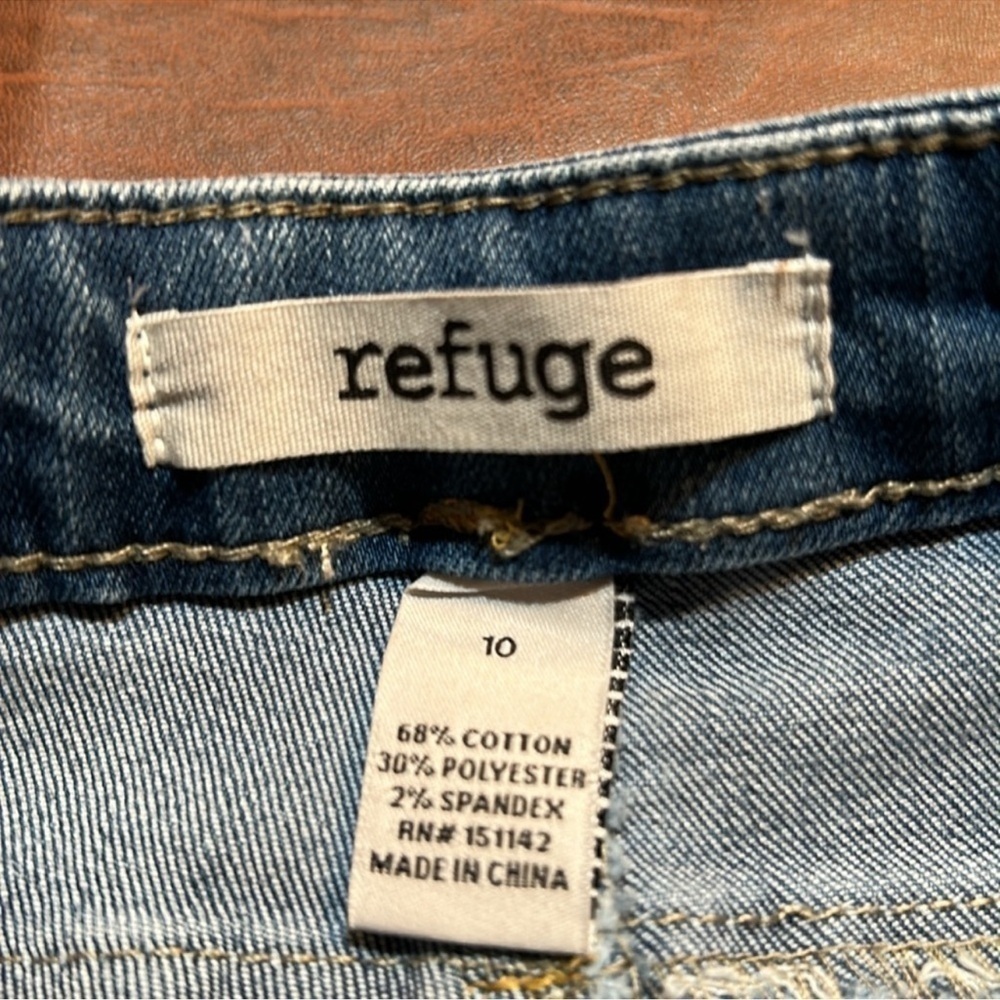 REFUGE Gray Skinny Leg Distressed Jeans
Size 10 - Picture 4 of 5